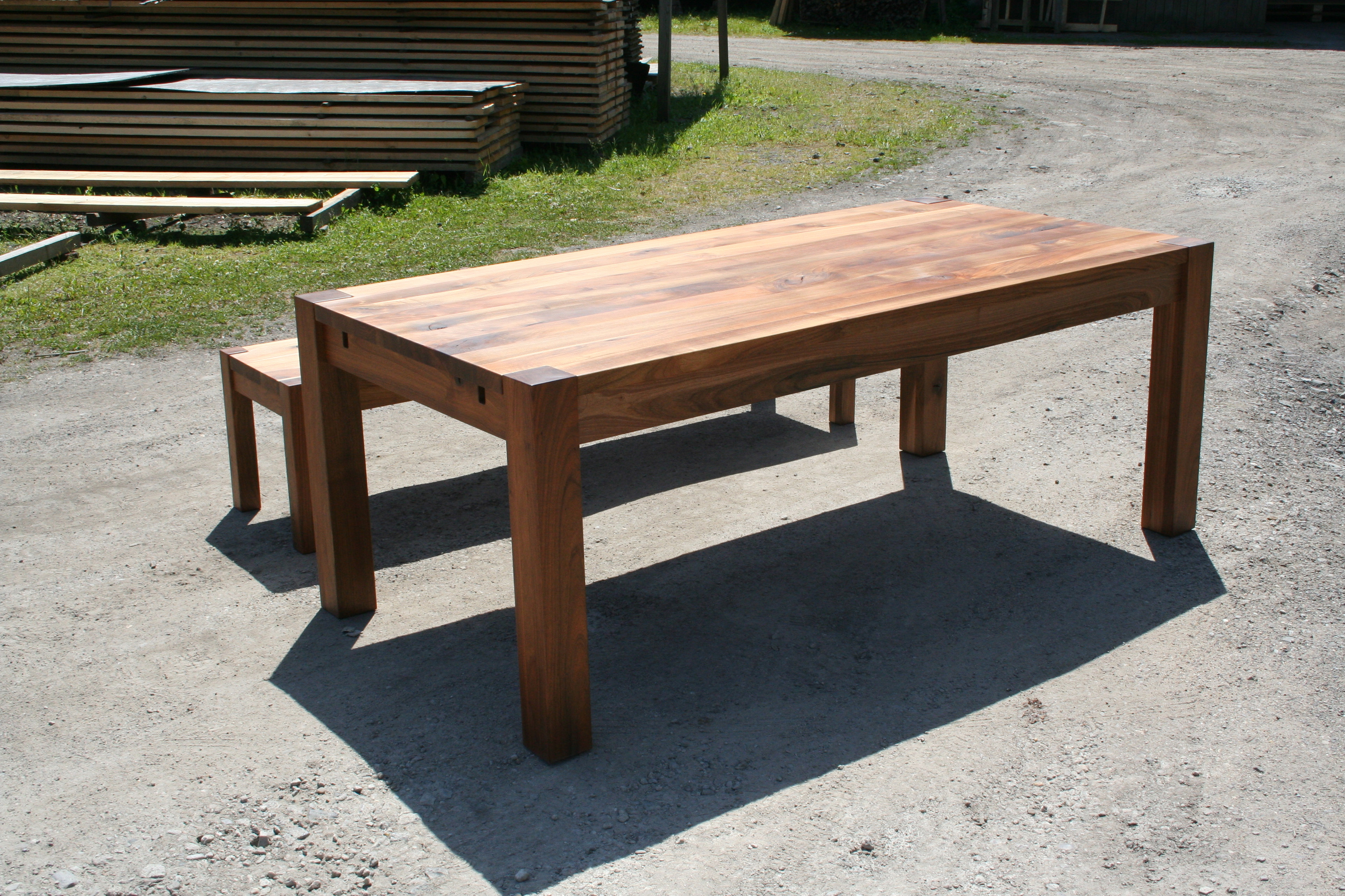 Tischlerei T&M-Möbeldesign Nussbaumtisch von der Seite mit einer Nussbaumbank.